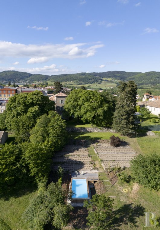 En Ardèche, à Vernoux-en-Vivarais, une maison du 19e siècle et son jardin dominant les reliefs - photo  n°3